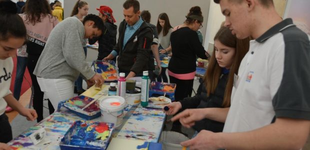 Maler-Azubis zeigen Schülern ihr Handwerk auf der trend-messe