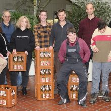 Die Schülervertretung der FBS verschenkt 18 Kisten Apfelschorle