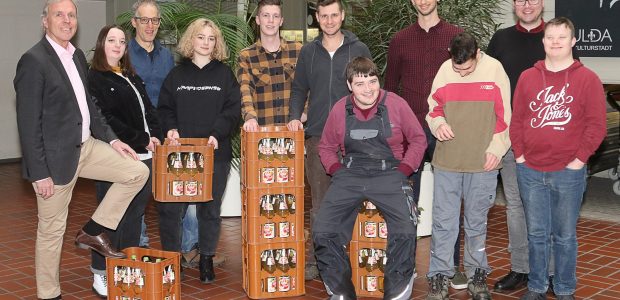 Die Schülervertretung der FBS verschenkt 18 Kisten Apfelschorle