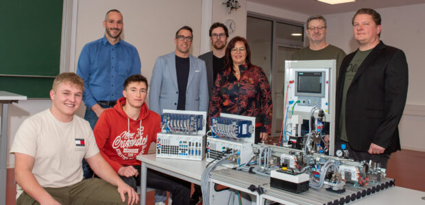 Schüler der Ferdinand-Braun-Schule Fulda lernen künftig auf Hightechgeräten der Firma JUMO.