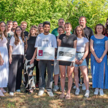 Auszubildende im Beruf Mediengestalter/in an der FBS gestalten Logo für Forschungseinrichtungen in Fulda